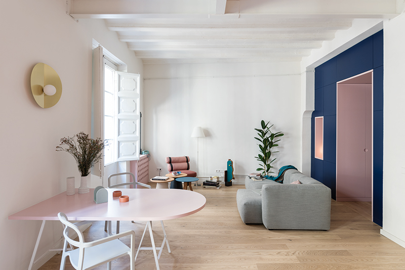 Hravé a veselé pojetí barev a designu v malém barcelonském bytě
