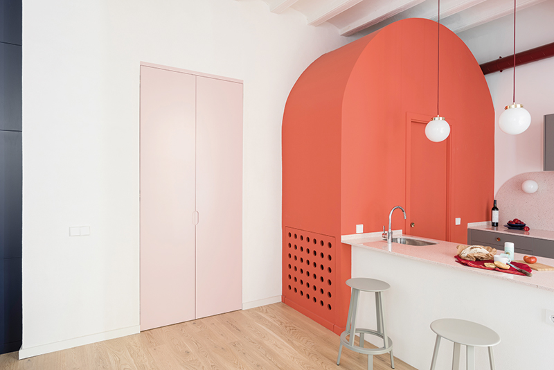 Světle růžové dveře vedou do ložnice, která je od zbytku bytu opravdu izolovaná a poskytuje veškeré potřebné soukromí.