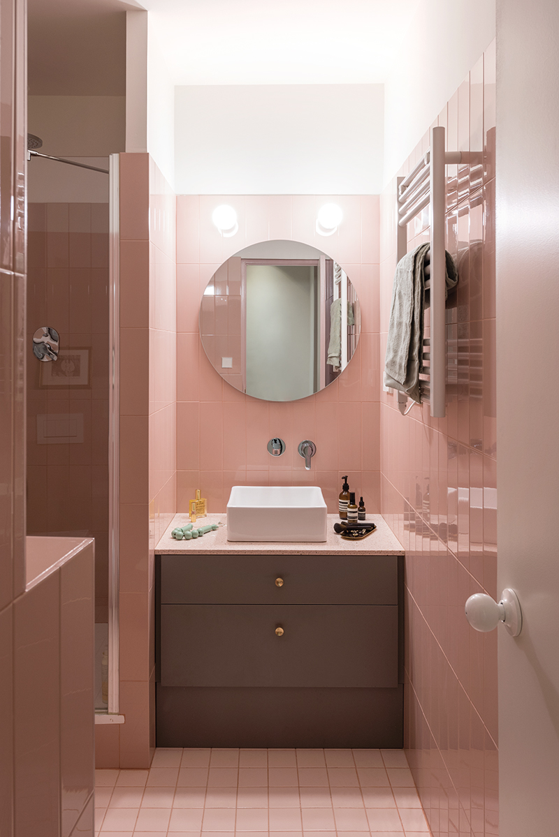 Koupelna majitelky bytu, do které se vchází pouze z ložnice, dodržuje barevnost bytu a stejný jednoduchý styl. Vybavená je především sanitou a armaturami od značky Roca.