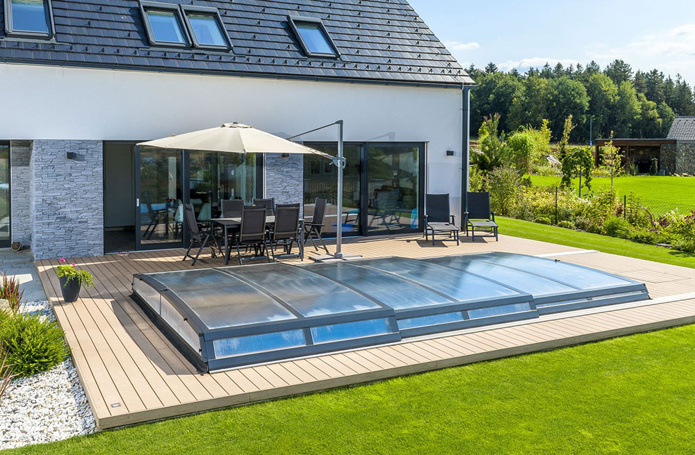 Extra ploché zastřešení bazénu Astra s maximálním důrazem na design pro ty, kdo dávají přednost dokonalému sladění zastřešeného bazénu s jejich vyladěnou zahradou. zdroj Mountfield