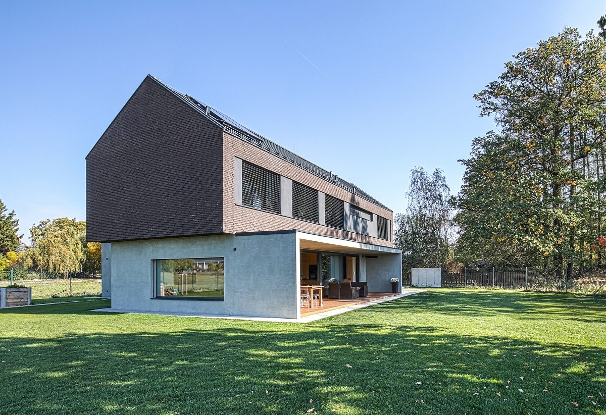 Moderní venkovský dům vytvořený z kombinace dvou kontrastních celků