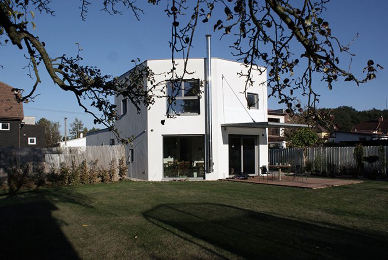 Bydlení pro čtyřčlennou rodinu s atypickým půdorysem domu ve tvaru mnohoúhelníku