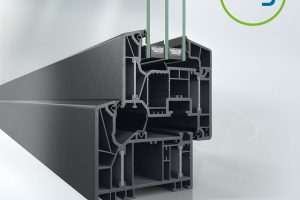 Okenní systém Schüco LivIng Alu Inside bez použití oceli s patentovanou technologií hliníkových pásků pro nejlepší tepelně izolační účinnost (Uf = 0,87 W/m²K). Zdroj fotografií: Schüco CZ