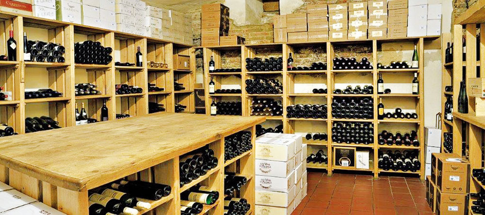 V nabídce najdete více než 150 druhů vín z celého světa. S výběrem poradí zkušený personál podle toho, k jakému jídlu ho budete pít. FOTO JIŘÍ HURT