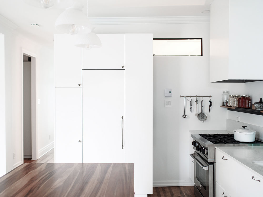 V kuchyni, ač je spojená s jídelnou a obývacím pokojem, je dostatek úložných prostor jak na potraviny, tak i na kuchyňské vybavení. FOTO ÉLÈNE LEVASSEUR