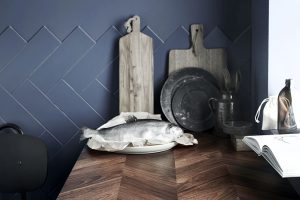 DŘEVĚNÁ pracovní deska Barkaboda se vyrábí na míru. Každý kus je jedinečný – s vlastním vzorem a přírodním stínováním, které zdůrazňuje krásu dřeva. Při výrobě se díky moderní technologii používá dřeva méně, čímž se snižuje zátěž na životní prostředí. FOTO IKEA