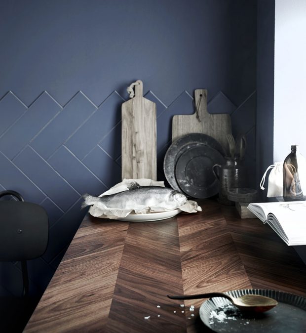 DŘEVĚNÁ pracovní deska Barkaboda se vyrábí na míru. Každý kus je jedinečný – s vlastním vzorem a přírodním stínováním, které zdůrazňuje krásu dřeva. Při výrobě se díky moderní technologii používá dřeva méně, čímž se snižuje zátěž na životní prostředí. FOTO IKEA