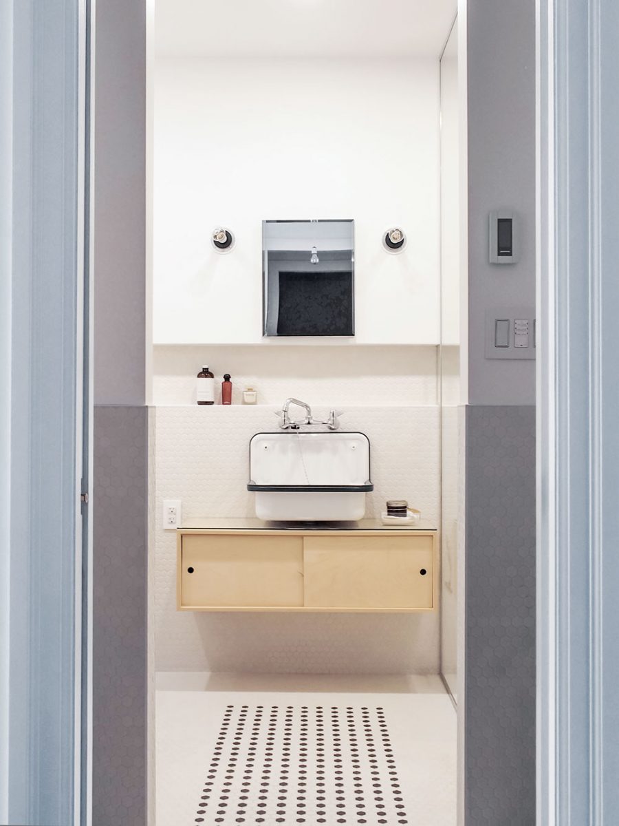 Umyvadlo je odděleno od zbytku koupelny krátkou stěnou. Stejně je řešena i protilehlá strana, kde je umístěna toaleta. FOTO ÉLÈNE LEVASSEUR