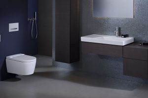 Nové sprchovací WC Geberit AquaClean Sela je dostupné s krytem z lesklého chromu nebo s plastovým krytem v barvě alpská bílá. Zdroj: Geberit.cz