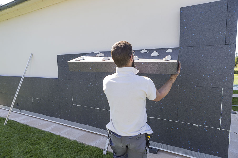 Ukázka špatně naneseného cementového lepidla na povrch fasádního EPS. Foto ISOVER