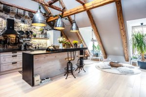 Otevřenému společnému prostoru dominuje kuchyň s barovým ostrůvkem