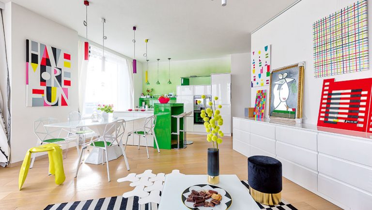 Prázdny byt v novostavbě si majitelka proměnila na kreativní prostor plný barev (VIDEO)