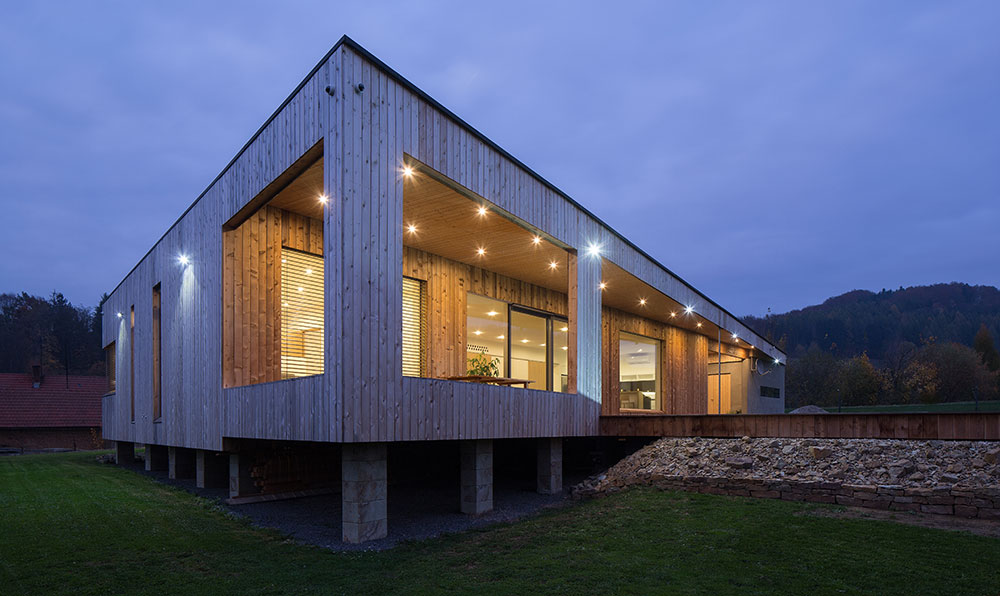Jednopodlažní dům obložený dřevem s nízkými provozními náklady