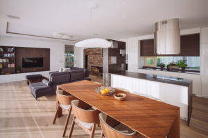 prostor domu zahrnuje obývací pokoj a kuchyň s jídelnou