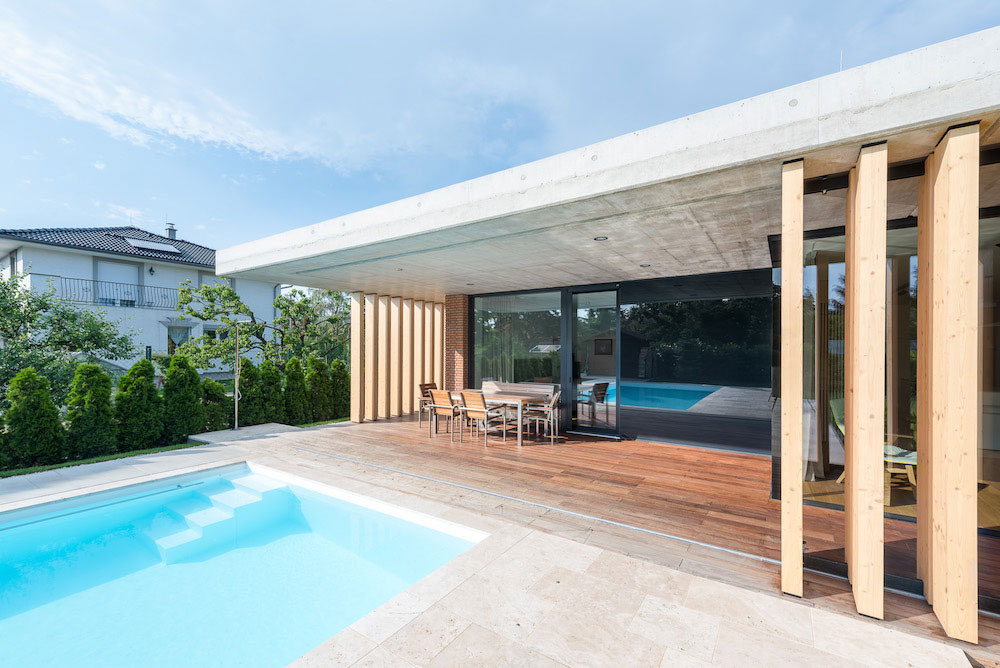 Členitý moderní dům se dvěma terasami a bazénem