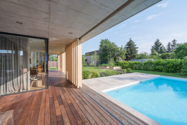 dřevená terasa s bazénem