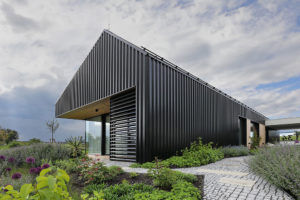 Inteligentní moderní dům se sjednocenou fasádou a střechou