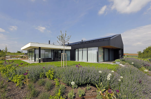 Inteligentní moderní dům se sjednocenou fasádou a střechou