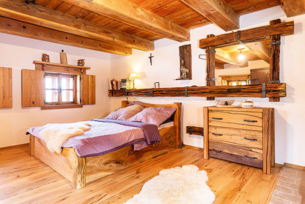 ložnice s dreveným nábytkem