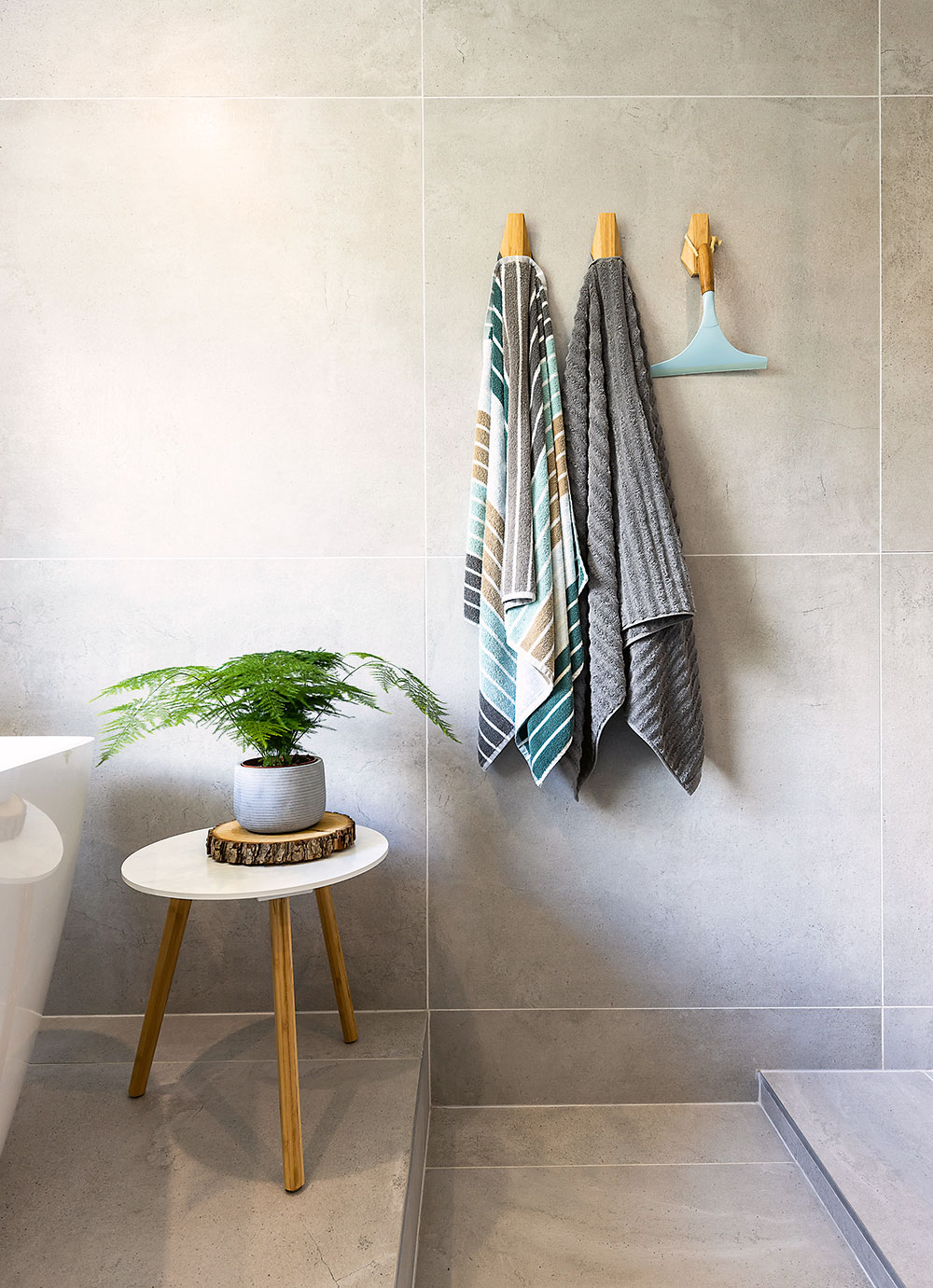 VELKOFORMÁTOVÉ OBKLADY s velikostí 90 × 90 cm jsou nejen na podlaze, ale i na stěnách a připevnit je tam tedy byla pořádná fuška, protože každý čtverec je nejen poměrně těžký, ale více než 1 cm silný. Mistrovi obkladači to trvalo déle než obvykle a také Dušanovi dělalo navrtání několika děr vrásky na čele, protože to nešlo tak hladce, jako u klasického tenkého obkladu. FOTO MIRO POCHYBA