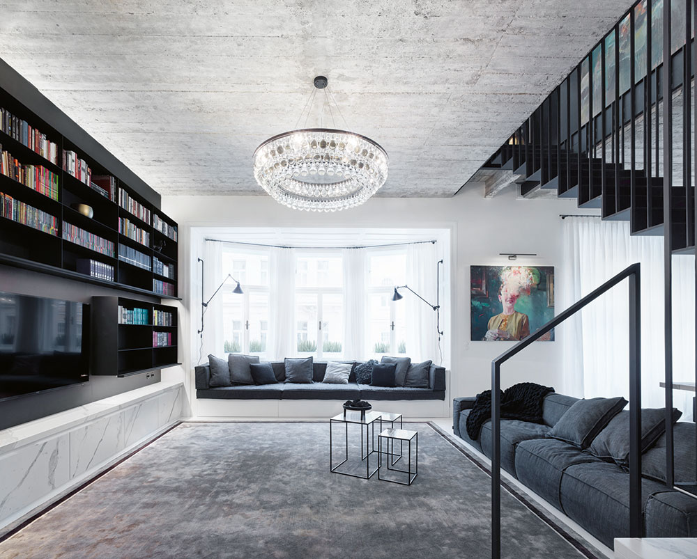pohledové betonové stropy v obývacím pokoji