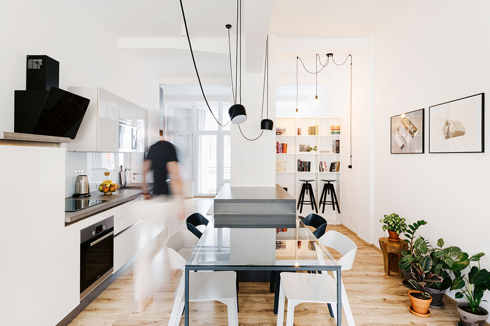 Kuchyně, jídelna a obývací pokoj jsou spojeny v jeden celek.