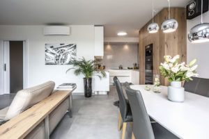 Obývací pokoj, jídelna a kuchyně tvoří jeden velký světlý prostor