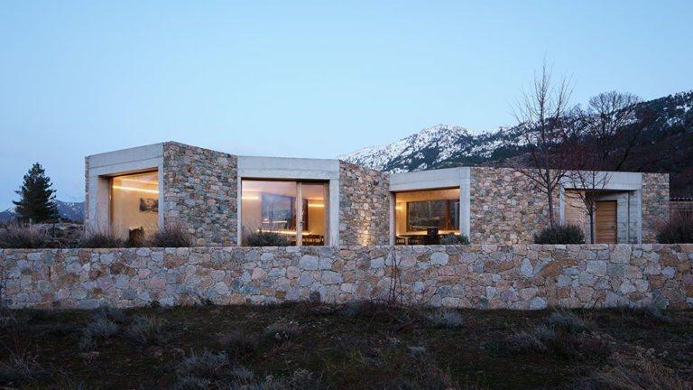 Moderní bydlení z kamene a betonu v krásném prostředí hor