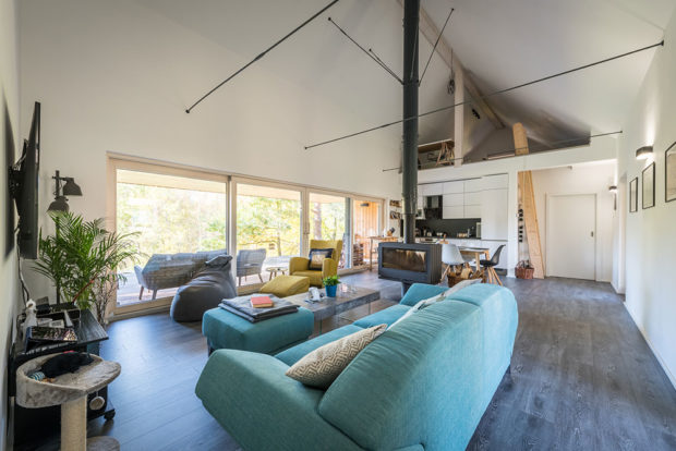 Hlavní obytná místnost spojuje prostory kuchyně, jídelny a obývací části