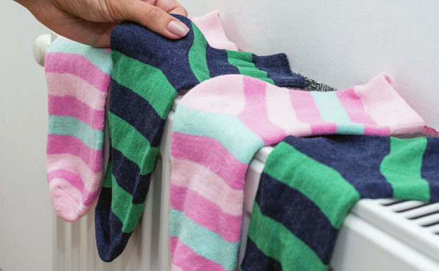 Jak sušit prádlo v zimě? Je sušení na radiátorech správné?