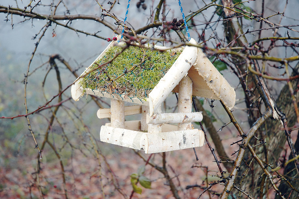 Ptačí krmítko z březového dřeva s rákosovou stříškou, 29 × 28 × 24 cm, 329 Kč, www.hornbach.cz