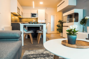Obývací pokoj je spojený s kuchyní a jídelnou.
