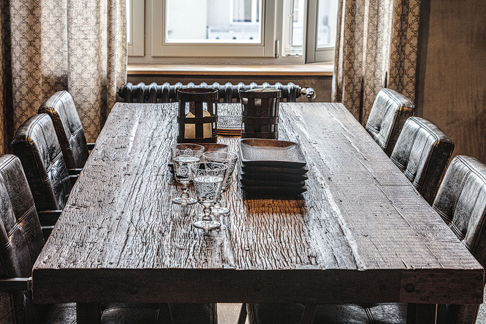 Krásný masivní stůl z hrubě opracovaného dřeva si majitelé zamilovali. „Lidé dělají stále chybu v tom, že sedí na pohovce před televizí. Když sedíte za stolem – má to velkou sílu, stůl je základ, místo, které spojuje rodinu,“ říká Dušan. FOTO JIŘÍ HURT
