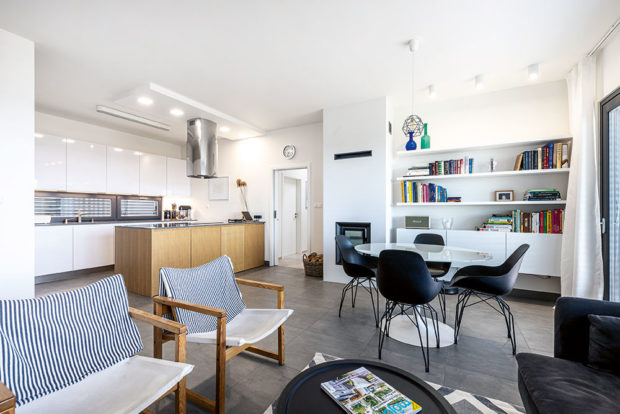 Srdce domu tvoří společný prostor obývacího pokoje, jídelny a kuchyně, otevřený na terasu s výhledem na Bratislavu