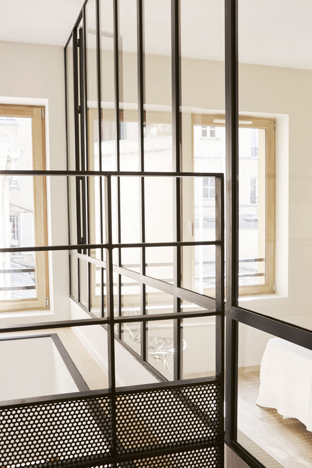 Ocelové zábradlí vytváří hezký kontrast se světlým interiérem na poschodí. FOTO DAVID COUSIN-MARSY