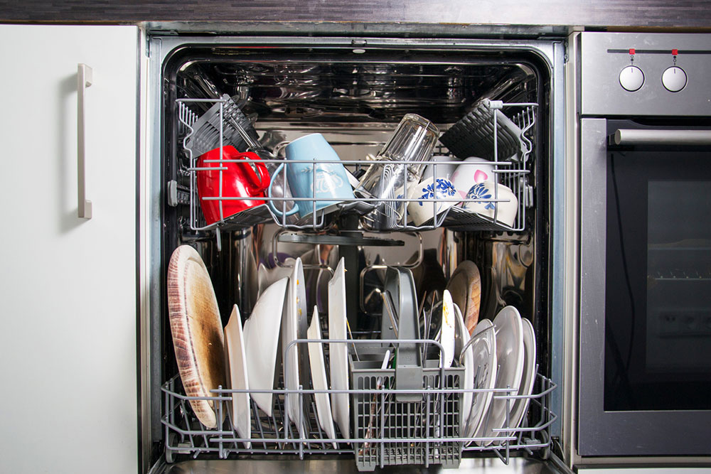 Víte, jak správně uložit nádobí do myčky? I vy opakujete tyto chyby?
