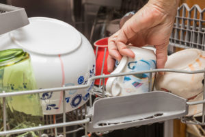 ukládání nádobí do myčky