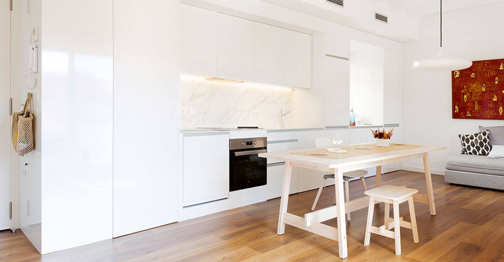 Zařízení domácnosti je na žádost majitelky jednoduché, ale v celém bytě je dostatek úložného prostoru, samozřejmě i v kuchyni. FOTO V2COM
