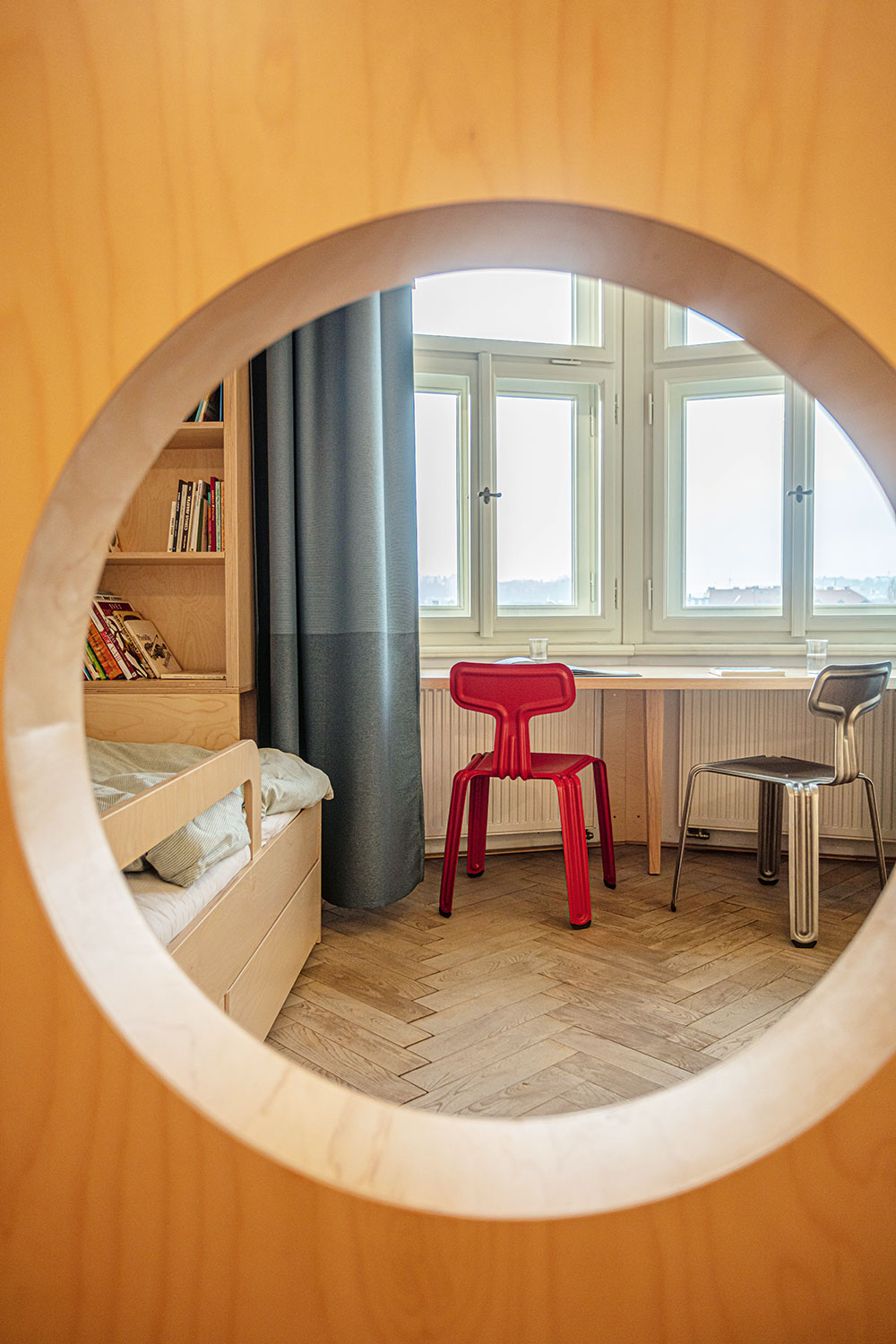 Dětský pokoj vznikl za přispění architektů ze studia A1 Architects, aby se do jedné místnosti vešly tři děti různého věku a přitom měl každý dostatek soukromí. FOTO JIŘÍ HURT