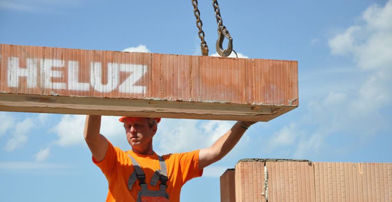 Společnost HELUZ pomáhá stavebníkům v současné obtížné situaci