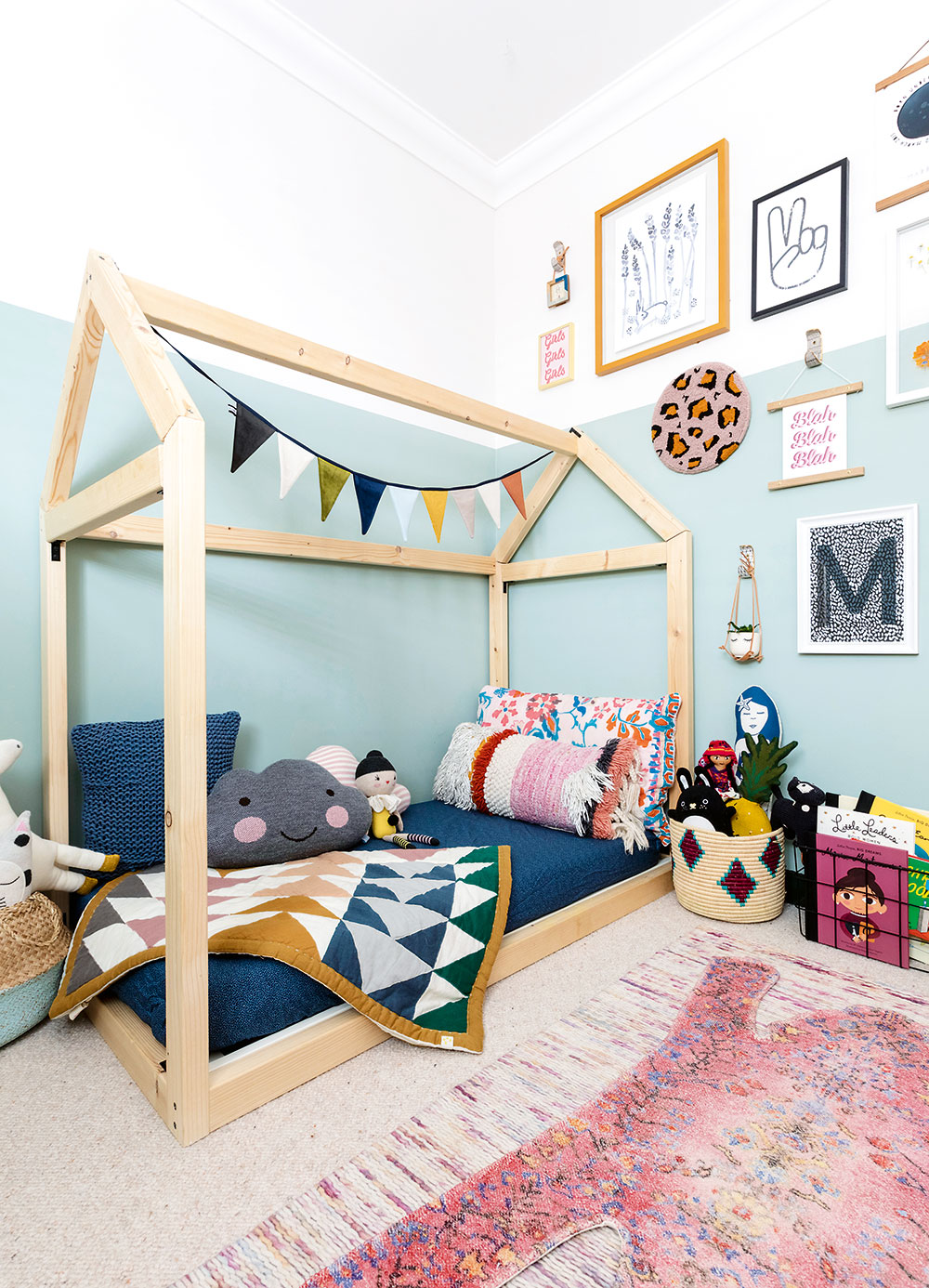 Dvoubarevné stěny, sbírka obrazů a postel ve tvaru domu dělají z pokoje malé Maddi perfektní místo pro dětské hry. FOTO FIONA MURRAY