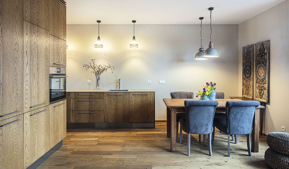Kuchyně a jídelna jsou propojeny s obývacím pokojem
