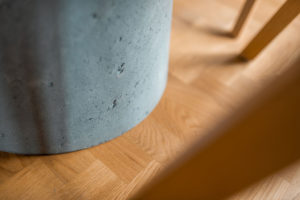 atypický jídelní stůl s betonovou podnoží