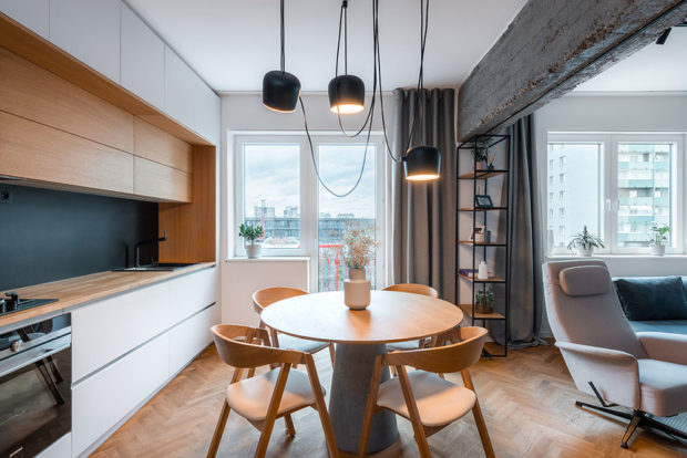 jídelna a kuchyne a atypický jídelní stůl s betonovou podnoží