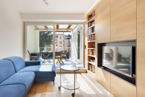obývací pokoj s modrou pohovkou