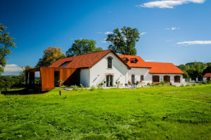 Znovuzrození farmy Chorowice exterier