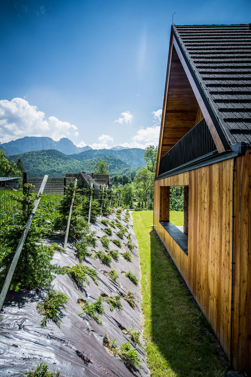 dřevěná chata pod Tatrami se sedlovou strechou
