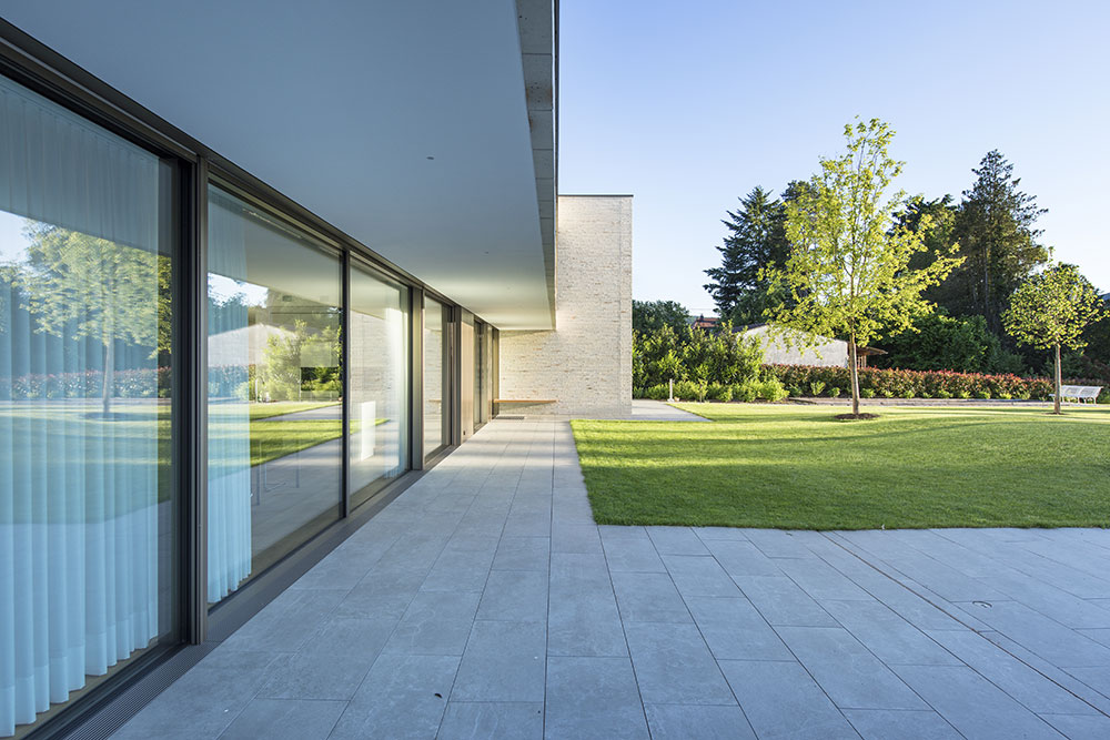 Velkorysá transparentnost v šíři 11 metrů. Samonosný balkón a interiérové závěsy obstarávají stínění před sluncem. Foto: Harter + Kanzler & Partner, Freiburg
