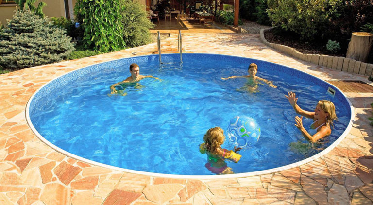 Letní radovánky – koupání ve vlastním bazénu