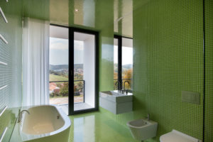 koupelna ze zelenou mozaikou
